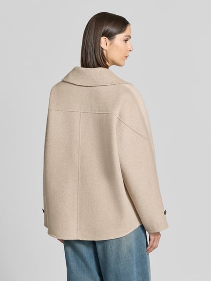 Frauenmodel trägt Loose Fit Blouson aus Woll-Mix Modell 'Helaia' von OPUS in Beige, strukturierte Oberfläche, Damen Bomberjacke, Ganzkörperansicht Rückansicht.