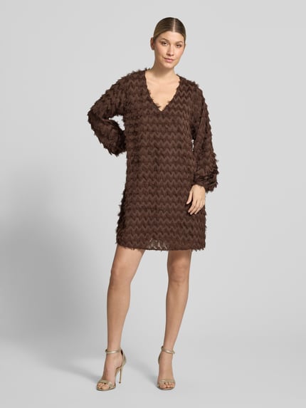 Frauenmodel trägt Minikleid mit strukturierter Oberfläche von Selected, unifarben braun, V-Ausschnitt, 3/4-Arm, Mini-Länge, gerade geschnittener Saum, Ganzkörperansicht von vorne.