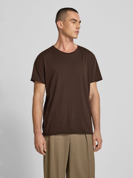 Männermodel trägt T-Shirt mit Rundhalsausschnitt von Filippa K in Braun, reine Baumwolle, Regular Fit, Nahaufnahme Oberkörper.