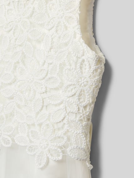 Meisje draagt Regular fit jurk met florale met kant van Weise, ronde hals, mesh, mouwloos design, onderrok, detailopname.