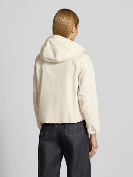 Frauenmodel trägt Regular Fit Parka aus Baumwoll-Mix von s.Oliver RED LABEL in Beige, unifarben, mit Kapuze und Pattentaschen, Ganzkörperansicht Rückansicht.