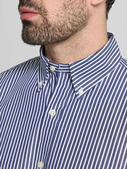 Männermodel trägt Freizeithemd mit Knopfleiste von Polo Ralph Lauren im Regular Fit, Baumwoll-Elasthan, blau-weiß gestreift, Nahaufnahme Oberkörper.