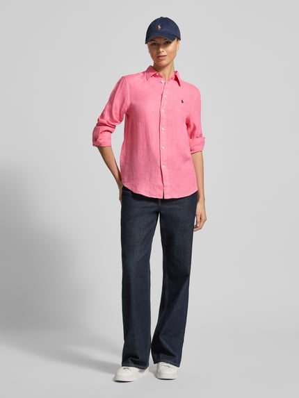 Vrouwenmodel draagt Hemdbluse mit Knopfleiste van Polo Ralph Lauren in roze linnen, los vallend model, label-stitching, volledige frontale lichaamsopname.