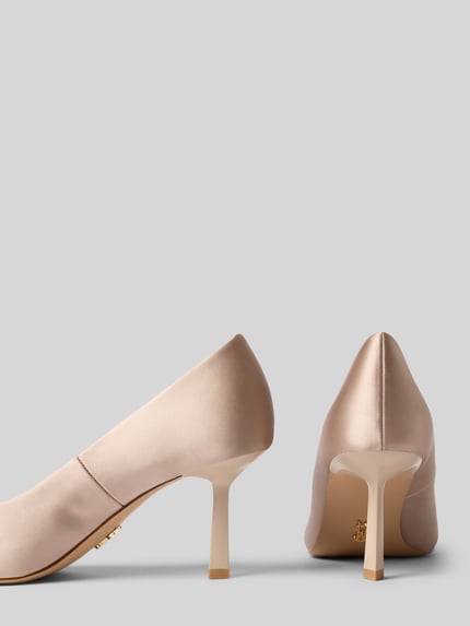 Produktfoto, Pumps mit Pfennigabsatz Modell 'Vivion' von Steve Madden in Satin, spitz zulaufend, Farbe Beige, 7 cm Absatzhöhe, neutrale Textur