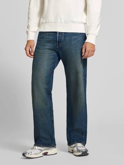 Männermodel trägt blaue Loose Fit Jeans aus reiner Baumwolle Modell '501®' von Levi's®, Herren Wide & Loose Fit Jeans, Ganzkörperansicht von vorne.