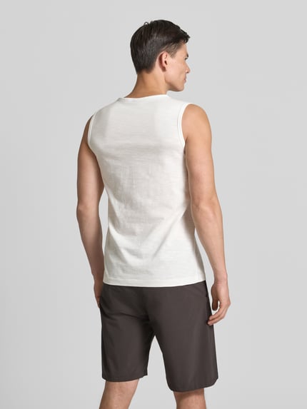 Männermodel trägt Tanktop mit Statement-Print und Rundhalsausschnitt von Lerros aus Reine Baumwolle, Regular-Fit, Rückenlänge 67 cm, Ganzkörperansicht Rückansicht.