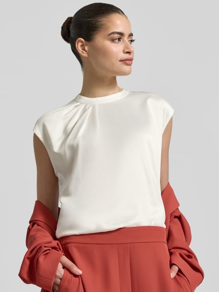 Frauenmodel trägt T-Shirt mit Drapierungen und Kappärmeln von Jake*s Collection in Creme, Satin, Regular Fit, Rundhalsausschnitt, Nahaufnahme Oberkörper