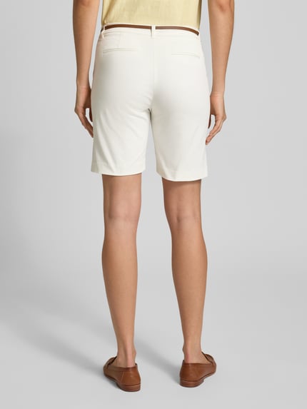 Vrouwenmodel draagt Straight Fit Bermuda met achterzakken model 'Days' van B.Young in katoenmix, afneembare riem, wit, geheel achteraanzicht.