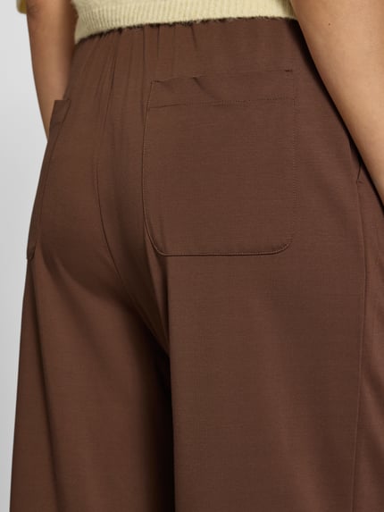 Frauenmodel trägt Regular Fit Anzughose mit elastischem Bund Modell 'MODICO' von Weekend Max Mara, Optik: Unifarben, seitliche Eingrifftaschen, Nahaufnahme Rückansicht.