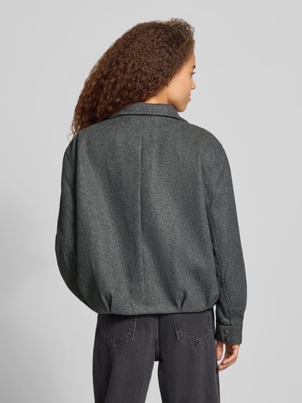 Frauenmodel trägt Bomberjacke mit hohem Stehkragen von ONLY in Anthrazit mit glatter Textur und lockerer Form, Ganzkörperansicht Rückansicht. Damen Bomberjacke / Blouson von ONLY.