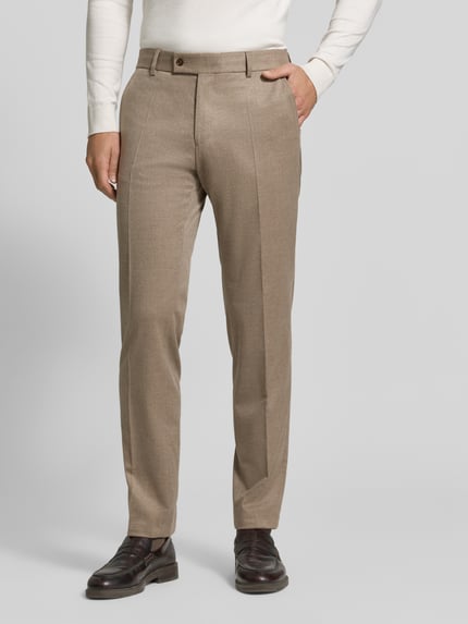 Männermodel trägt Anzughose mit Woll-Anteil mit Bügelfalte Modell 'Cole' von CG – CLUB of GENTS in Beige mit gerader Passform, Nahaufnahme Unterkörper. Material-Mix mit Woll-Anteil, Knopf-, Haken- und Reißverschluss, französische Eingrifftaschen, Gesäßleistentaschen, strukturierte Oberfläche.