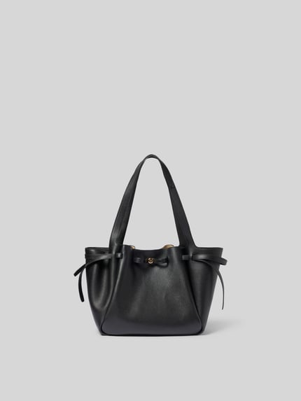 Produktfoto, Handtasche met logo-detail van Tory Burch dames, zwart, structuurpatroon, hoofdvak met magneetsluiting, smalle schouderbanden, binnenvak met ritssluiting, breedte 37 cm, lengte 27 cm, diepte 17 cm.