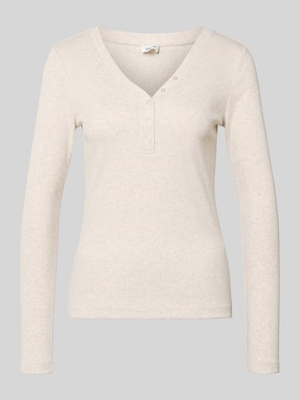 Produktfoto, Slim Fit Langarmshirt mit Zierknopfleiste von s.Oliver RED LABEL in Melange-Optik, V-Ausschnitt, Ripp-Struktur, beige Farbe