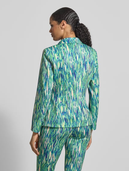 Frauenmodel trägt Slim Fit Blazer im Allover-Look von Marc Cain aus Material-Mix mit Stretch-Anteil in Blau-Grün, Ganzkörperansicht Rückansicht
