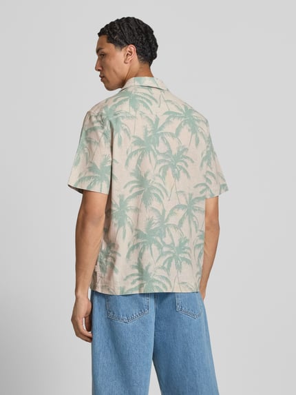 Männermodel trägt Regular Fit Freizeithemd aus Baumwoll-Leinen-Mix Modell 'CAIDEN' von Only & Sons mit Palmenmuster, Ganzkörperansicht Rückansicht. Herren Freizeithemd.