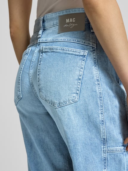 Frauenmodel trägt Jeans mit 5-Pocket-Design Modell 'Ohio' von MAC, hellblau, Baumwoll-Elasthan-Mix, Detailaufnahme Rückansicht.