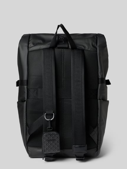 Produktfoto, Rolltop-Rucksack mit Label-Patch von CK Calvin Klein in Schwarz mit Klickverschluss, Seitenfächern, breiten Maßen und verstellbaren Schulterriemen, rechteckige Form, glatte und strukturierte Texturen.