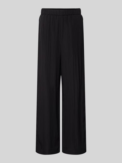 Produktfoto, schwarze Stoffhose aus Viskose-Mix Modell 'Cevil' von someday., lockere Passform mit elastischem Bund und Raffungen, strukturierte Oberfläche