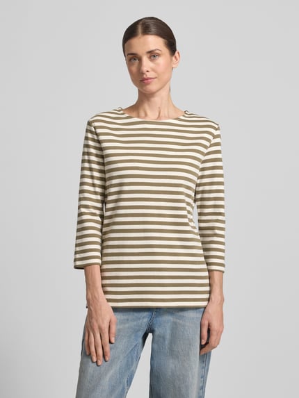Frauenmodel trägt T-Shirt mit Rundhalsausschnitt und 3/4-Arm von Oui aus reiner Baumwolle, Regular Fit, gestreift in Beige und Weiß, Ganzkörperansicht von vorne.