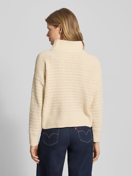 Frauenmodel trägt Regular Fit Strickpullover mit Mock Neck Kragen Modell 'GLOBE' von Only, Optik: Unifarben, Ärmelabschluss und Rumpfabschluss: gerippt, Materialverarbeitung: Strick, Ganzkörperansicht Rückansicht.