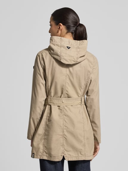 Frauenmodel trägt Jacke mit Bindegürtel Modell 'PREA' von khujo aus Baumwoll-Mix mit Kapuze und Label-Stitching, Regular-Fit, Rückenlänge 37 cm, Schulterbreite 44 cm, Brustweite 45 cm, Ärmellänge 53 cm, sandfarben, glatte Struktur, Ganzkörperansicht Rückansicht.