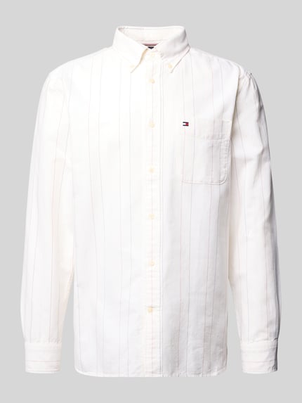 Productfoto, Regular Fit Freizeithemd aus reiner Baumwolle van Tommy Hilfiger, wit met fijne strepen, borstzak, button-down kraag, lange mouwen.