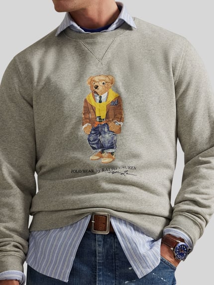 Männermodel trägt Regular Fit Sweatshirt aus Baumwoll-Mix mit Polo Bear von Polo Ralph Lauren, melierte Optik, Nahaufnahme Oberkörper
