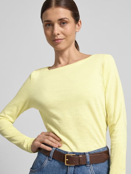 Frauenmodel trägt Regular Fit Langarmshirt aus Bio-Baumwoll-Mix von Tom Tailor in gelber Melange-Optik, Nahaufnahme Oberkörper.