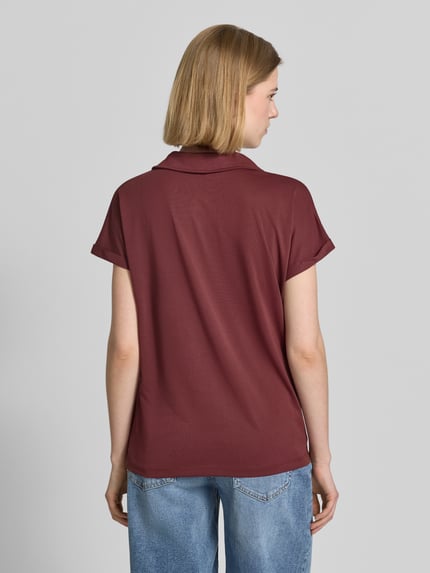 Frauenmodel trägt Regular Fit Poloshirt aus Modal-Mix von Christian Berg Woman in Bordeaux mit kurzen Ärmeln und Aufschlag, Ganzkörperansicht Rückansicht. Rückenlänge bei Größe S: 46 cm.