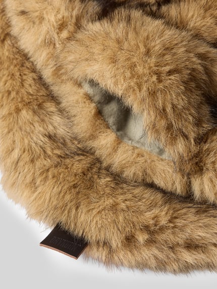 Productfoto, Schal aus Kunstfell van DRYKORN in rechthoekige pasvorm met Labeldetail, afgeronde boord, Breedte maat 1: 18 cm, Lengte maat 1: 200 cm, Imitatiebont met zachte textuur