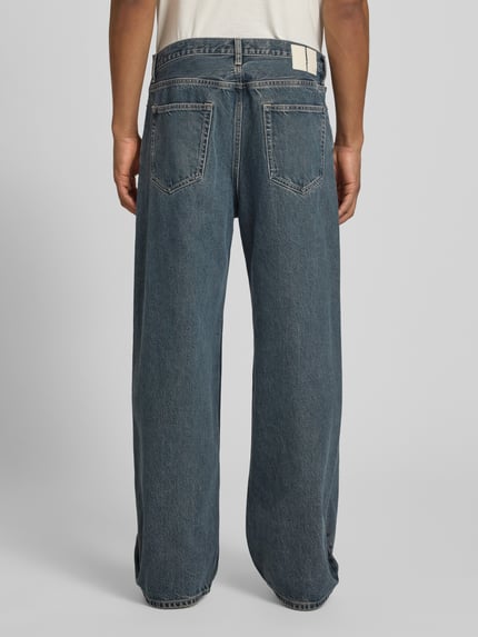 Männermodel trägt Jeans im Used-Look Modell 'Type 3' von Wood Wood, Reine Baumwolle, Relaxed-Fit, Ganzkörperansicht Rückansicht. Bundweite bei Größe 32/32: 45 cm, Innenbeinlänge bei Größe 32/32: 71 cm.