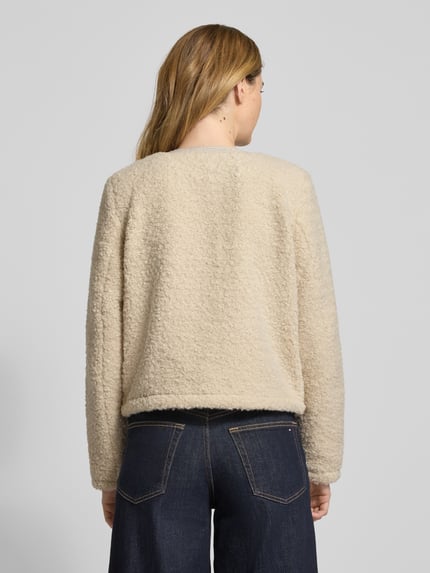Frauenmodel trägt Regular Fit Teddy-Jacke mit Stepp-Besatz Modell 'ESPRESSO' von Vero Moda, Optik: Unifarben, Teddyfell, Ganzkörperansicht Rückansicht.