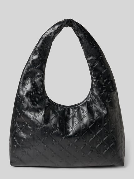 Produktfoto, Shoulder Bag in Leder-Optik Modell 'Puffer' von CK Calvin Klein, czarny, tłoczone logo na całej powierzchni, szeroki pasek, zapięcie na magnes, główna przegroda, kieszeń wewnętrzna zapinana na zamek błyskawiczny, wymiary 44x30x9 cm, długość paska 71 cm