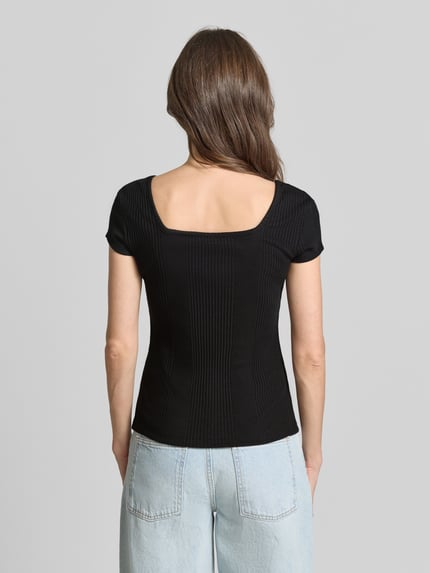 Vrouwenmodel draagt T-Shirt in Ripp-Optik mit Karree-Ausschnitt van JAKE*S STUDIO WOMAN, zwart, slim fit, katoen-elastaanmix, ribtextuur, achteraanzicht hele lichaam.