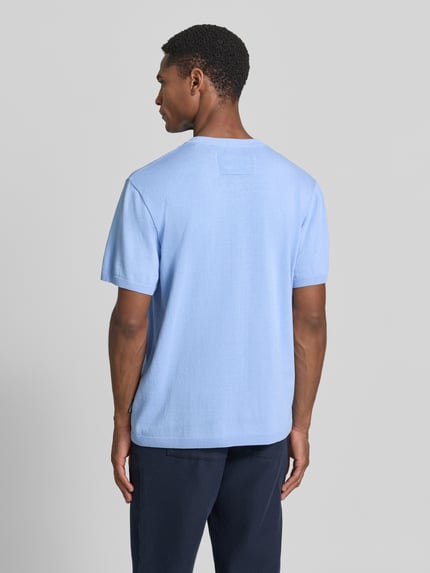 Męski model nosi Relaxed Fit T-Shirt aus reiner Baumwolle od Armedangels, efekt: jednolity kolor, krój relaxed fit, naszywka z logo, okrągły dekolt, krótki rękaw, wykończenie: prążkowane, drobny splot, bawełna, Ganzkörperansicht Rückansicht.