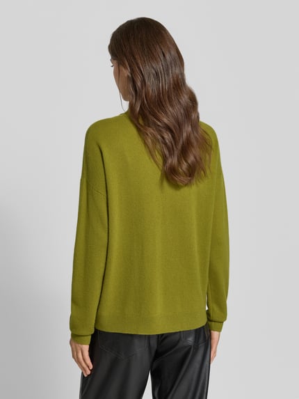 Modelka nosi sweter z kaszmiru z detalem szala od Christian Berg Woman, prosty krój, stójka, prążkowane wykończenia, zielony, długość tyłu w rozmiarze M: 60 cm, długość rękawów: 54 cm, całkowity widok z tyłu.
