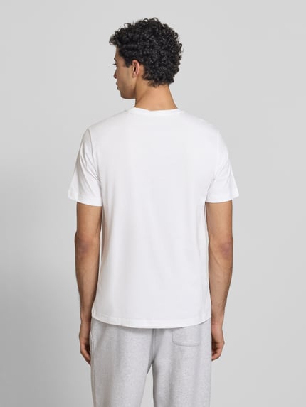 Männermodel trägt T-Shirt mit Rundhalsausschnitt im 2er-Pack von CHAMPION aus Reine Baumwolle, Regular-Fit, Label-Detail, Rückenlänge 69 cm, Ganzkörperansicht Rückansicht.