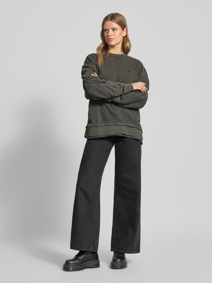Frauenmodel trägt Oversized Sweatshirt mit gerippten Abschlüssen von G-Star aus reiner Baumwolle, Rundhalsausschnitt, Label-Stitching, Ganzkörperansicht von vorne.