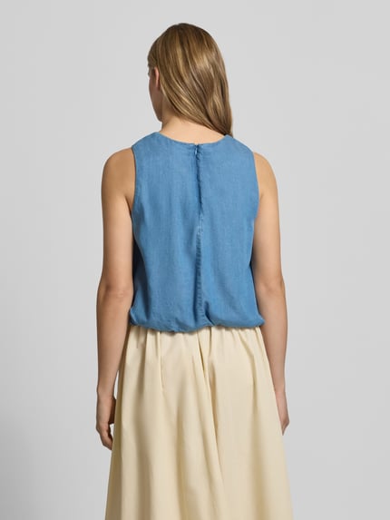 Frauenmodel trägt Ballon Fit Blusentop aus reinem Lyocell Modell 'CHARIS' von Only in Denim-Optik mit Rundhals, ärmellos, Reißverschluss und Raffung, Ganzkörperansicht Rückansicht.