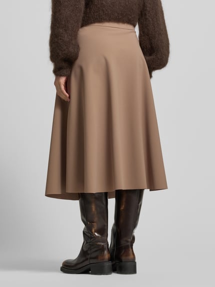 Frauenmodel trägt Midirock mit elastischem Bund Modell 'FENJA' von Raffaello Rossi in Beige, lockerer Schnitt, Material-Mix, Ganzkörperansicht Rückansicht.