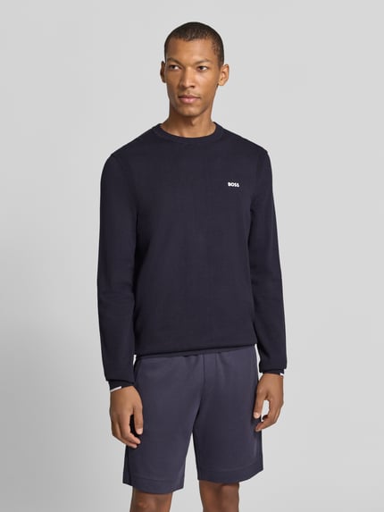 Mężczyzna nosi Regular Fit Pullover aus reiner Baumwolle Modell 'KN_Ever-X' von BOSS Green, granatowy, gładka faktura, widok całej sylwetki z przodu.