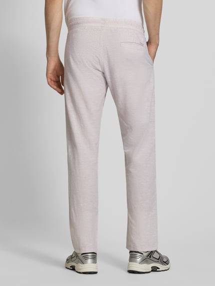Mannenmodel draagt Hose aus Baumwoll-Leinen-Mix Modell 'KANE' van Jack & Jones in lichtbeige, regular fit, elastische band, binnenbeenlengte maat M 81 cm, bandwijdte maat M 41 cm, mix van katoen en linnen, stoffen textuur, model van achteren volledige lichaamsweergave.