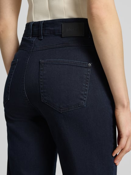 Vrouwenmodel draagt Regular Fit Jeans im 5-Pocket-Design Modell 'LARA' van Angels van katoenmix, detailopname rugaanzicht. Bandwijdte maat 36/30: 40 cm, binnenbeenlengte: 79 cm.
