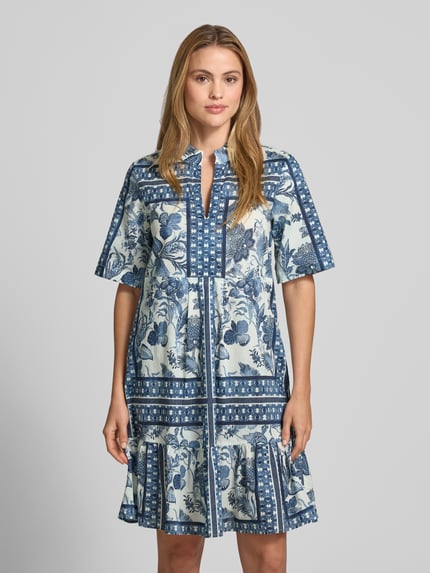 Vrouwenmodel draagt knielang tuniekjurk met 1/2-mouwen van puur katoen, straight fit, tuniekkraag van Christian Berg Woman, geheel vooraanzicht.