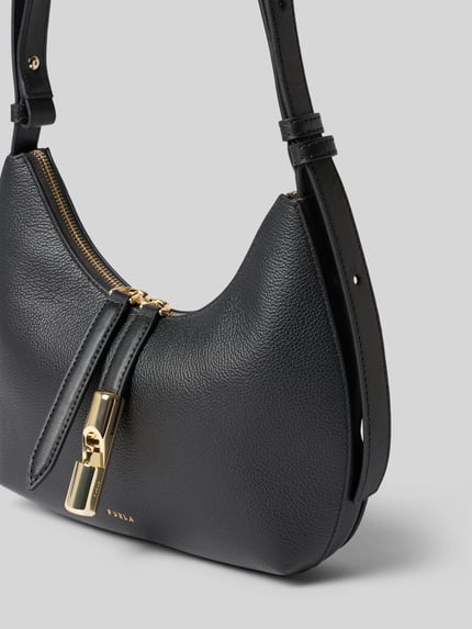 Produktfoto, zwarte Shoulder Bag aus echt leer met logodetail Model 'Goccia' van FURLA, goudkleurige ritssluiting, schouderband, structuur, Hoofdvak, Breedte maat 1: 22 cm, Lengte maat 1: 23 cm, Diepte maat 1: 7 cm, bandlengte maat 1: 56 cm