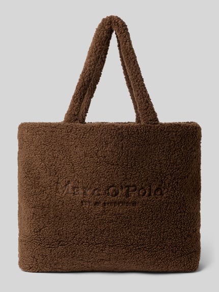 Produktfoto, Shopper mit weicher Teddy-Oberfläche von MARC O'POLO in Braun, rechteckig, Strukturmuster, Logo-Prägung, Reißverschlüsse, Tragehenkel, verschiedene Innen- und Hauptfächer.