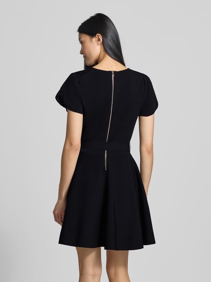 Männermodel trägt sukienka mini z mieszanki wiskozy, krój taliowany, pasek w talii, krótki rękaw, okrągły dekolt, Ted Baker Minikleid aus Viskose-Mix Modell 'Ronella', kolor czarny, gładka tekstura, Długość tyłu w rozmiarze 36: 84 cm, Szerokość w rozmiarze 36: 42 cm, Długość rękawów w rozmiarze 36: 16 cm, widok całej sylwetki z tyłu
