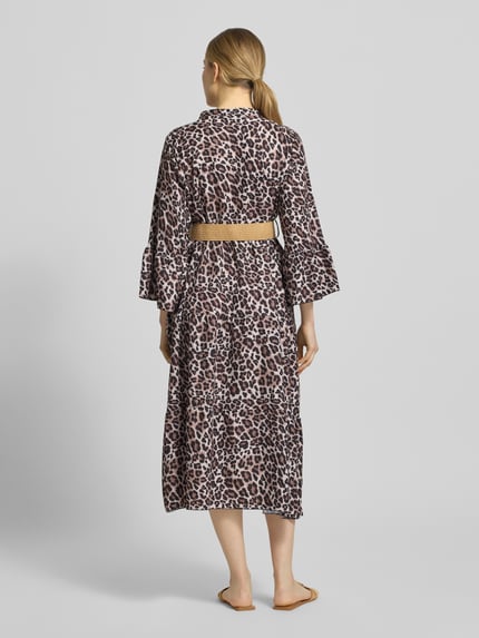 Frauenmodel trägt Midikleid mit Gürtel Modell 'Ol44ivi' von ZABAIONE, Leopardenmuster, lockerer Schnitt, Ganzkörperansicht Rückansicht.