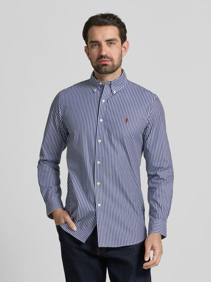 Männermodel trägt Freizeithemd mit Knopfleiste von Polo Ralph Lauren in Blau-Weiß gestreift, Baumwoll-Elasthan-Mix, Ganzkörperansicht von vorne.