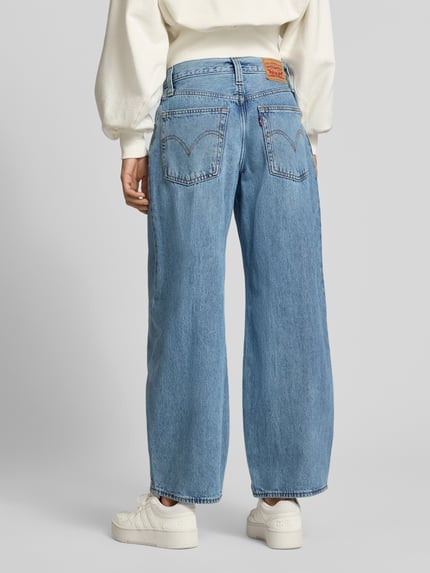 Frauenmodel trägt Regular Fit Baggy Jeans mit Bundfalten von LEVIS aus Medium Wash Denim mit 5-Pocket-Design, Ganzkörperansicht Rückansicht.